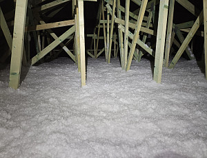 Zateplení stropu novostavby rodinného domu pomocí foukané izolace